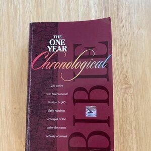 The One Year Chronological Bible by Tyndale Publishers
